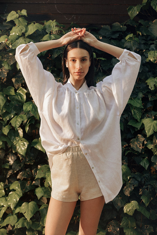 Model posing in the Museā Bartolomeu Linen Shirt and Linen Beth shorts