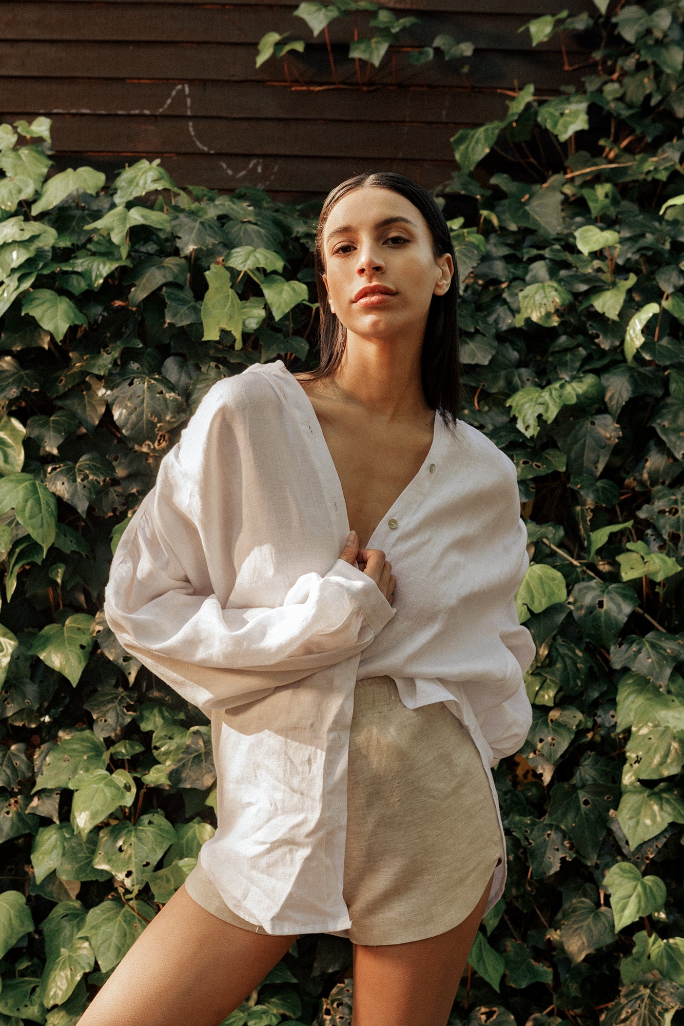 Model wearing the Museā Bartolomeu Shirt in the forest